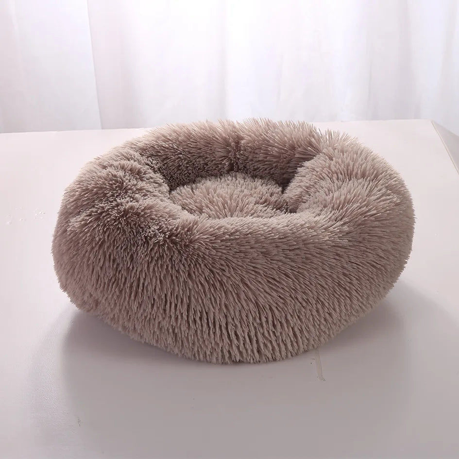 Lit Donut SnugNest, moelleux et confortable, en tissu fleece corail doux, disponible en plusieurs couleurs et tailles.