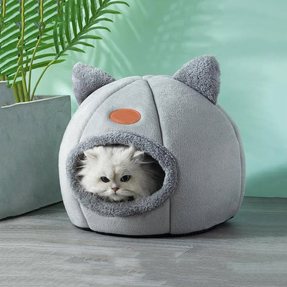 Maison DouceTanière pour chat et petit chien, en peluche douce, design semi-fermé et coussin amovible, parfaite pour un confort optimal et un look élégant.