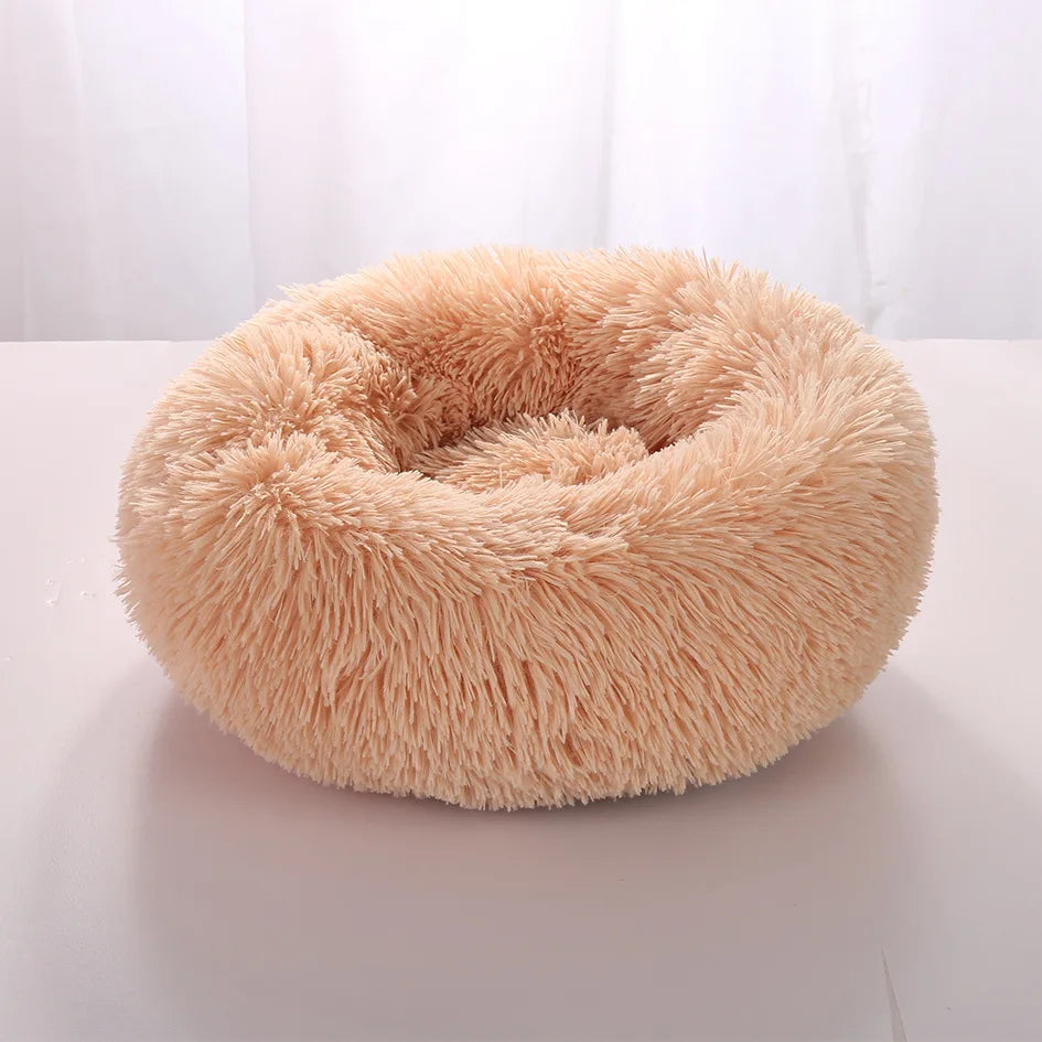 Lit Donut SnugNest, moelleux et confortable, en tissu fleece corail doux, disponible en plusieurs couleurs et tailles.