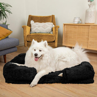 Chien couché sur le coussin orthopédique DoggyDream, moelleux et confortable, avec bord relevé pour un soutien optimal et un effet cocon.