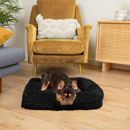 Chien couché sur le coussin orthopédique DoggyDream, moelleux et confortable, avec bord relevé pour un soutien optimal et un effet cocon.