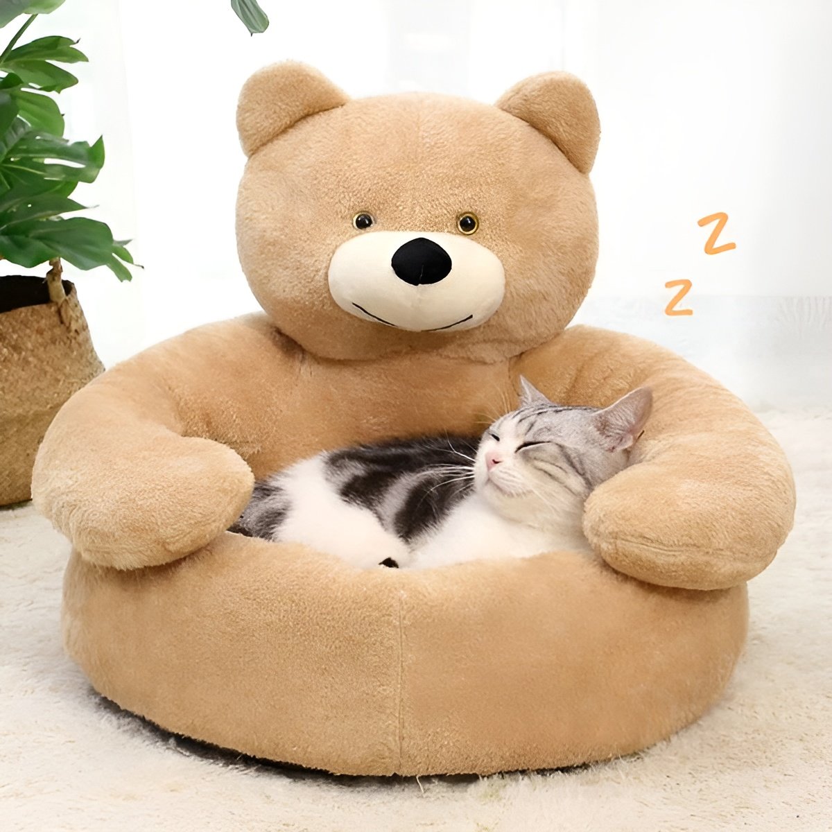 Coussin BearHug pour chien ou chat, en peluche douce et design en forme d'ours, lavable en machine, confortable et durable.