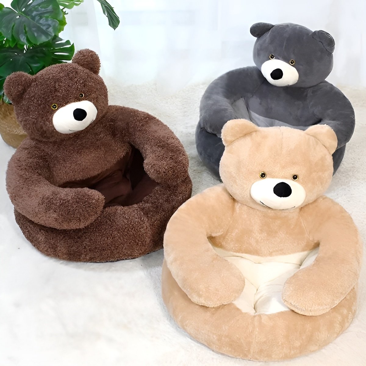 Coussin BearHug pour chien ou chat, en peluche douce et design en forme d'ours, lavable en machine, confortable et durable.